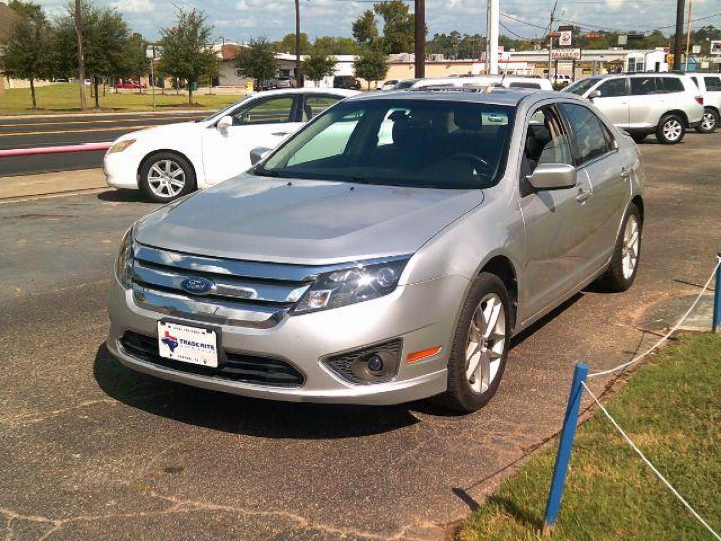2011 Ingot Silver Metallic /Charcoal Black Ford Fusion SEL (3FAHP0JG8BR) with an 3L V-6 DOHC engine, 5-Speed Automatic transmission, located at 116 N. Frazier Street, Conroe, TX, 77301, (936) 647-0690, 30.308662, -95.460480 - Photo#2