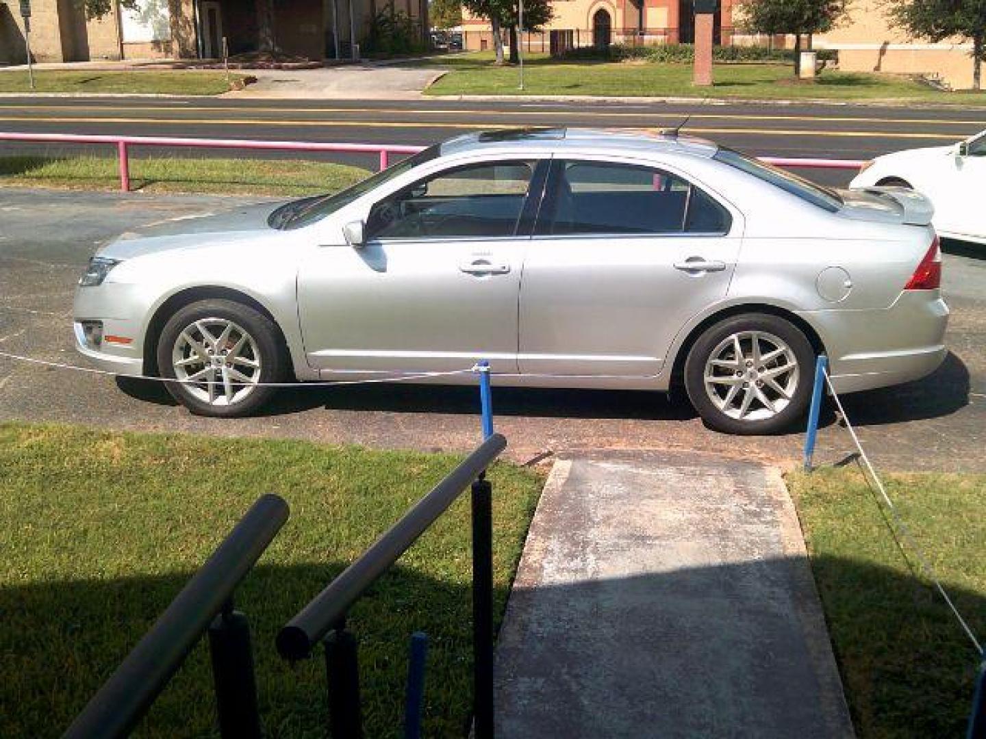 2011 Ingot Silver Metallic /Charcoal Black Ford Fusion SEL (3FAHP0JG8BR) with an 3L V-6 DOHC engine, 5-Speed Automatic transmission, located at 116 N. Frazier Street, Conroe, TX, 77301, (936) 647-0690, 30.308662, -95.460480 - Photo#3