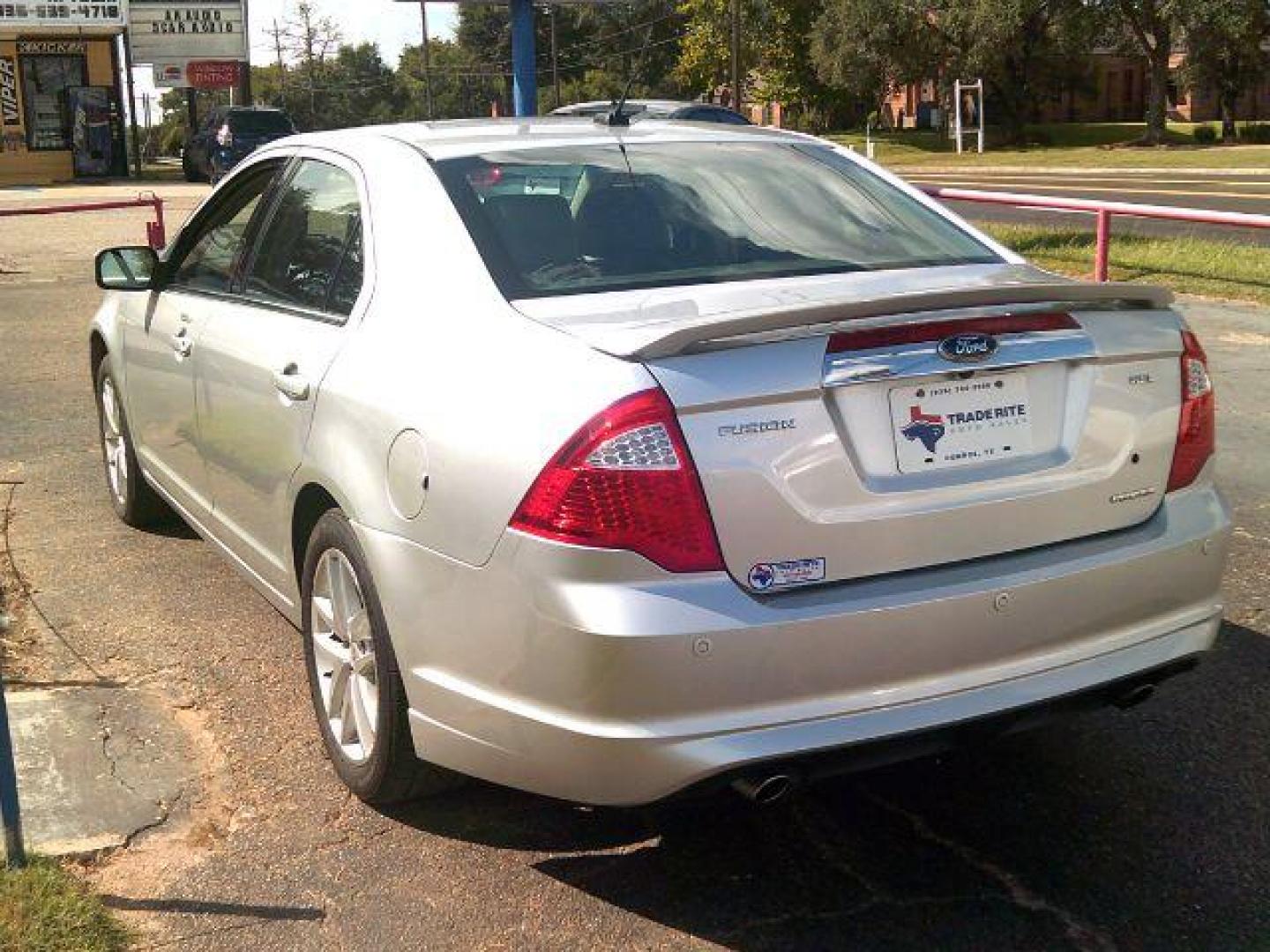 2011 Ingot Silver Metallic /Charcoal Black Ford Fusion SEL (3FAHP0JG8BR) with an 3L V-6 DOHC engine, 5-Speed Automatic transmission, located at 116 N. Frazier Street, Conroe, TX, 77301, (936) 647-0690, 30.308662, -95.460480 - Photo#4