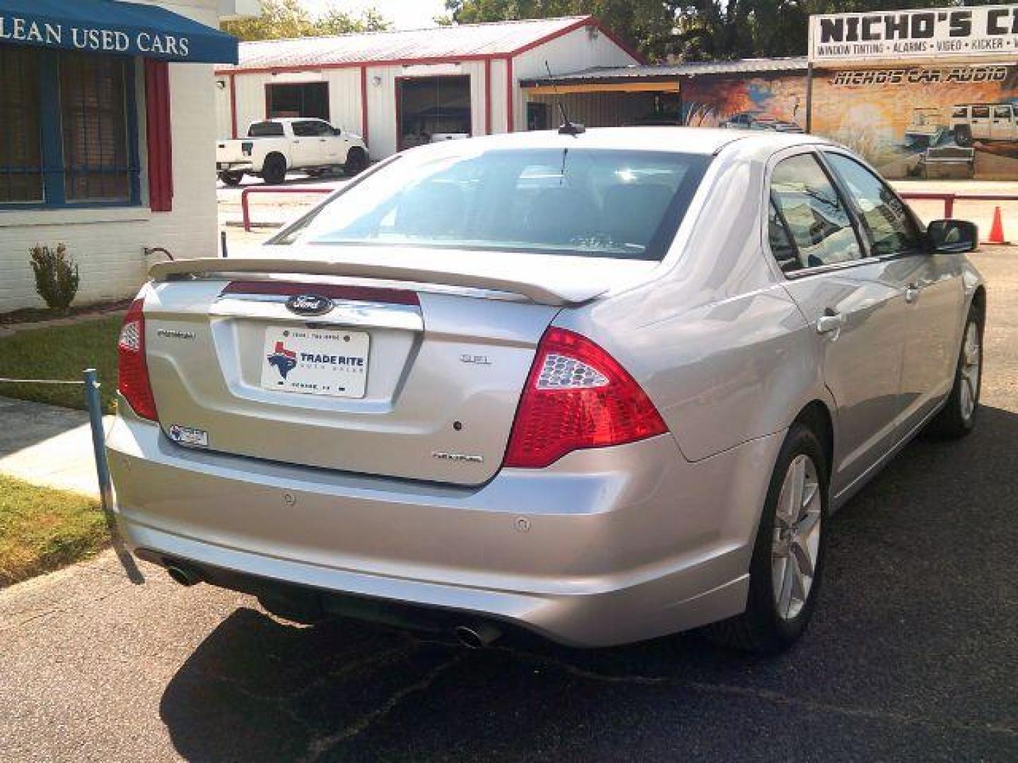 2011 Ingot Silver Metallic /Charcoal Black Ford Fusion SEL (3FAHP0JG8BR) with an 3L V-6 DOHC engine, 5-Speed Automatic transmission, located at 116 N. Frazier Street, Conroe, TX, 77301, (936) 647-0690, 30.308662, -95.460480 - Photo#5