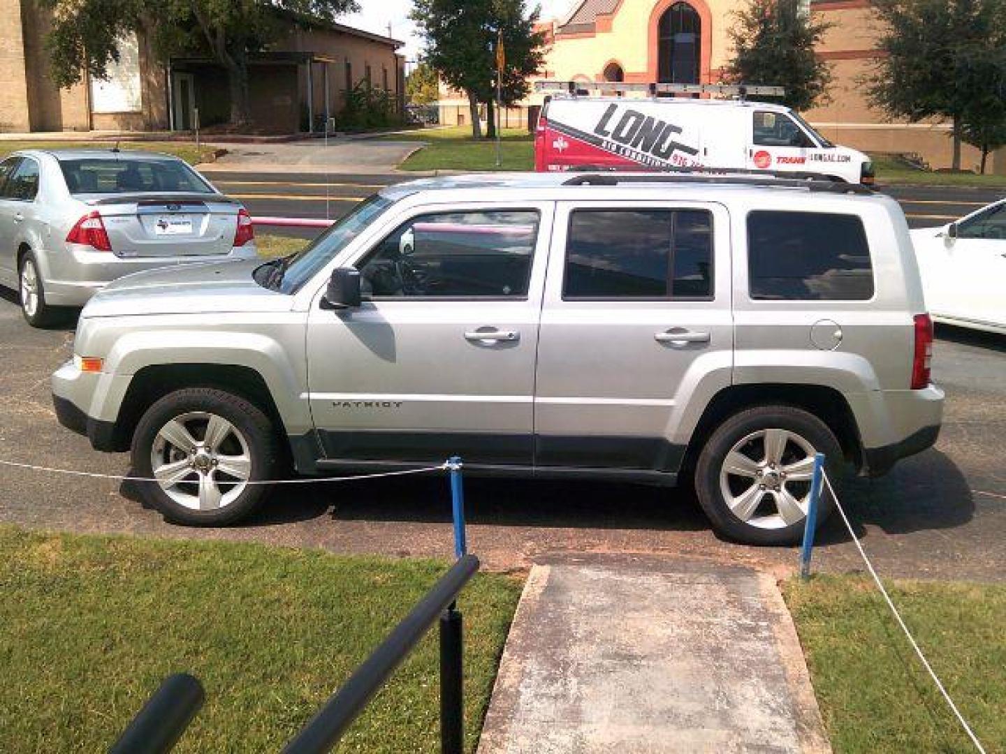 2013 Bright Silver Metallic Clearcoat /Dark Slate Gray Jeep Patriot Limited (1C4NJPCB8DD) with an 2.4L I-4 DOHC engine, 5-Speed Automatic transmission, located at 116 N. Frazier Street, Conroe, TX, 77301, (936) 647-0690, 30.308662, -95.460480 - Photo#3
