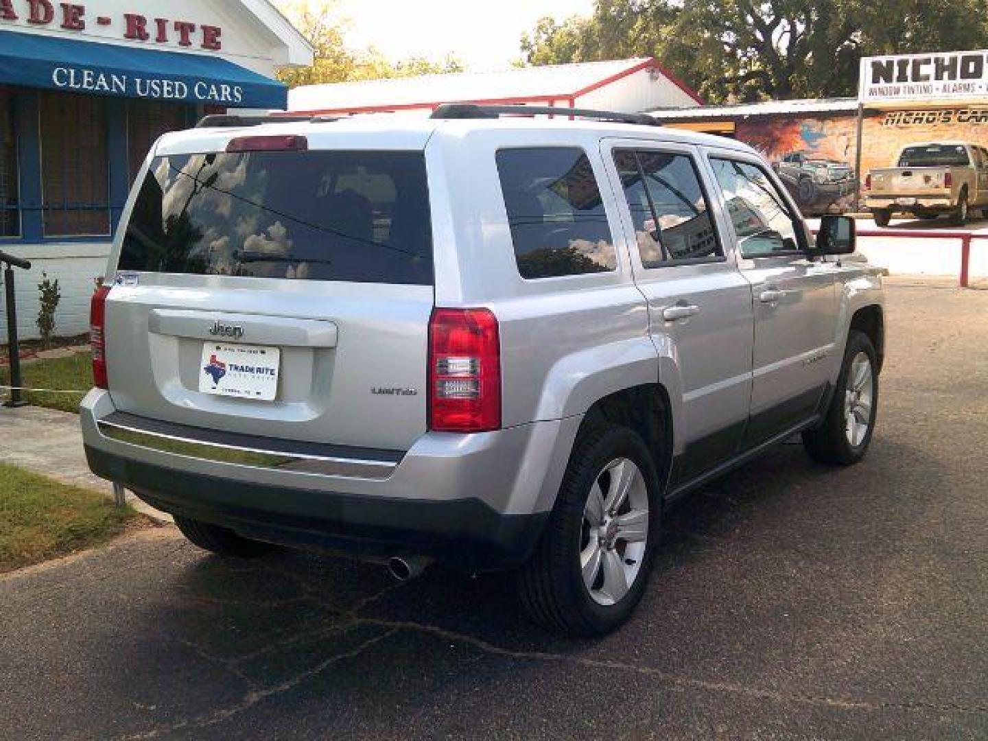 2013 Bright Silver Metallic Clearcoat /Dark Slate Gray Jeep Patriot Limited (1C4NJPCB8DD) with an 2.4L I-4 DOHC engine, 5-Speed Automatic transmission, located at 116 N. Frazier Street, Conroe, TX, 77301, (936) 647-0690, 30.308662, -95.460480 - Photo#5