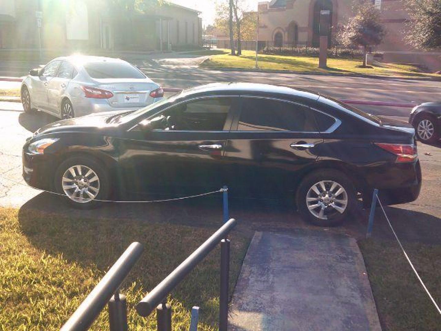 2014 Super Black /Charcoal Nissan Altima 2.5 S (1N4AL3AP7EN) with an 2.5L I-4 DOHC engine, 5-Speed Automatic transmission, located at 116 N. Frazier Street, Conroe, TX, 77301, (936) 647-0690, 30.308662, -95.460480 - Photo#3
