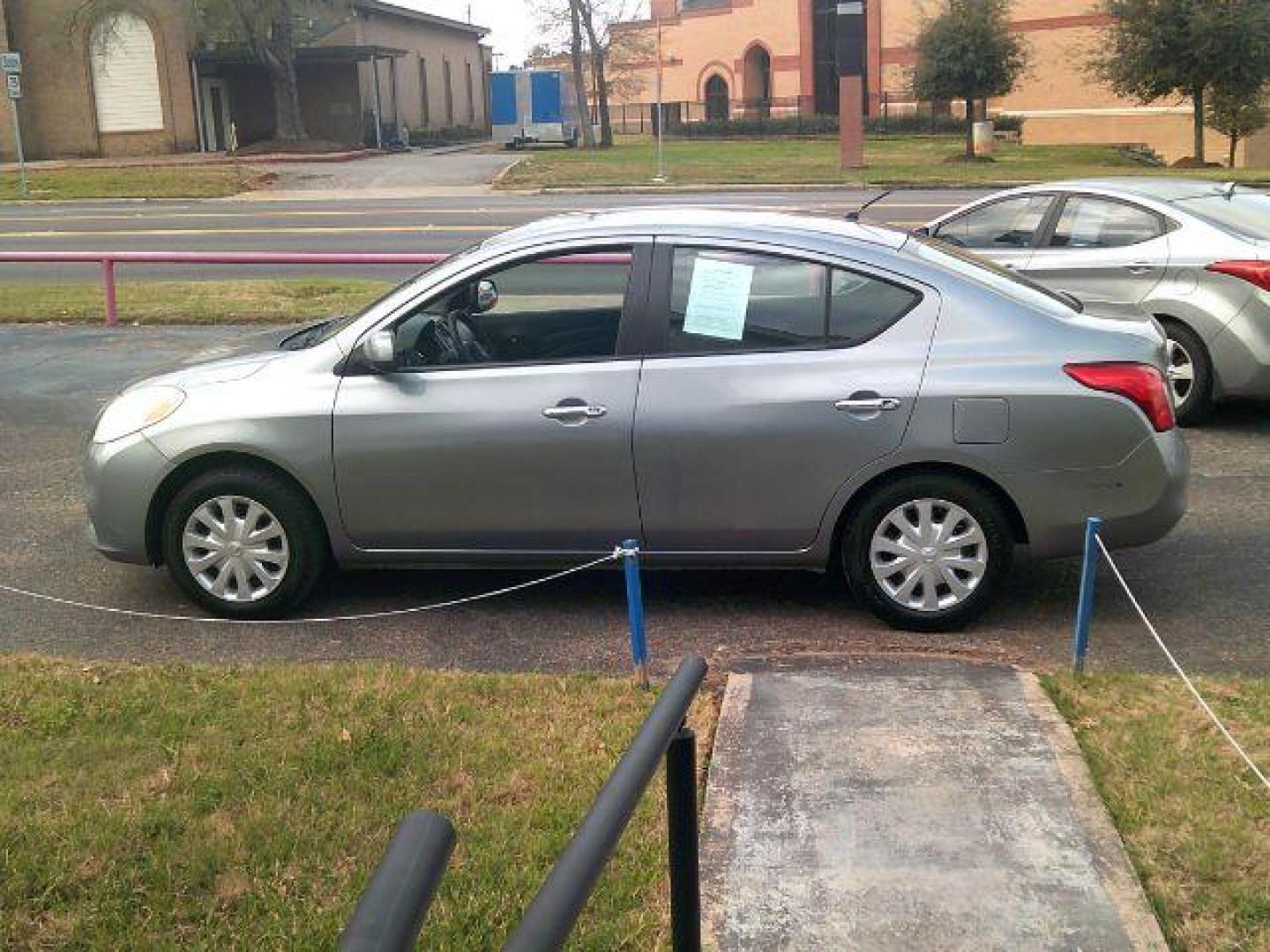 2012 Magnetic Gray Metallic /Charcoal Nissan Versa 1.6 SV (3N1CN7AP6CL) with an 1.6L I-4 DOHC engine, located at 116 N. Frazier Street, Conroe, TX, 77301, (936) 647-0690, 30.308662, -95.460480 - Photo#3
