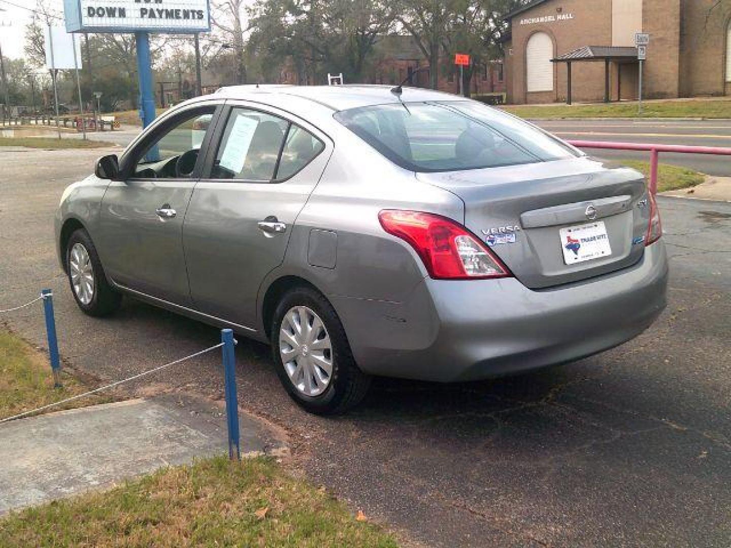 2012 Magnetic Gray Metallic /Charcoal Nissan Versa 1.6 SV (3N1CN7AP6CL) with an 1.6L I-4 DOHC engine, located at 116 N. Frazier Street, Conroe, TX, 77301, (936) 647-0690, 30.308662, -95.460480 - Photo#4