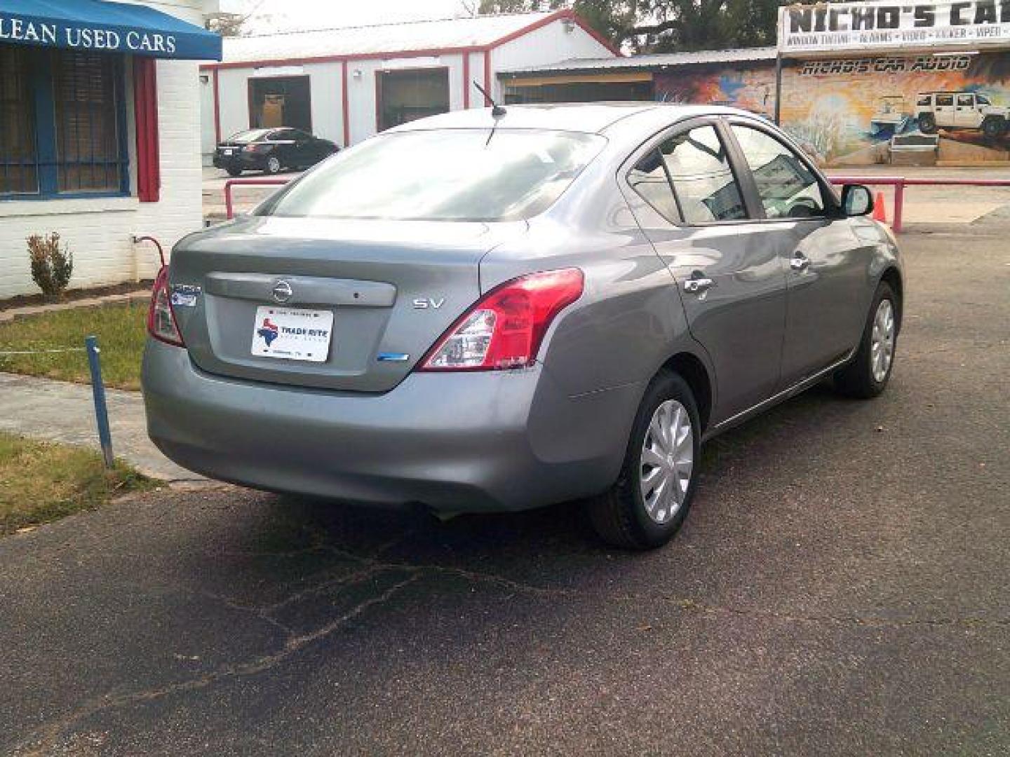 2012 Magnetic Gray Metallic /Charcoal Nissan Versa 1.6 SV (3N1CN7AP6CL) with an 1.6L I-4 DOHC engine, located at 116 N. Frazier Street, Conroe, TX, 77301, (936) 647-0690, 30.308662, -95.460480 - Photo#5