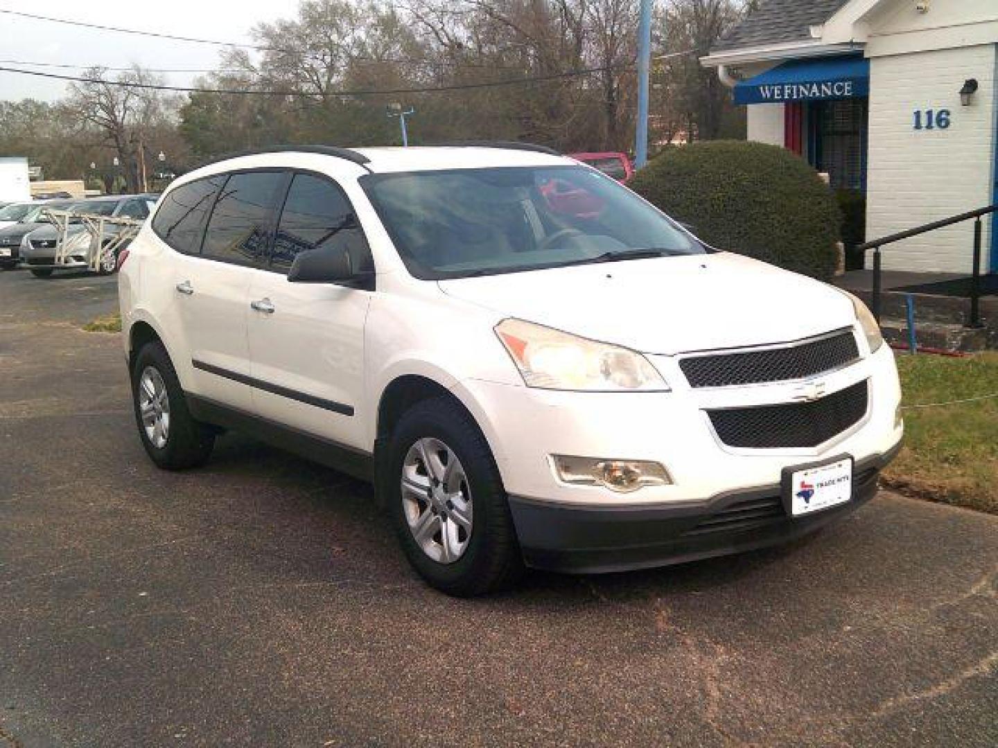 2012 White /Dark Gray w/Light Gray Chevrolet Traverse LS (1GNKRFED6CJ) with an 3.6L V-6 gasoline direct injection engine, 5-Speed Automatic transmission, located at 116 N. Frazier Street, Conroe, TX, 77301, (936) 647-0690, 30.308662, -95.460480 - Photo#1