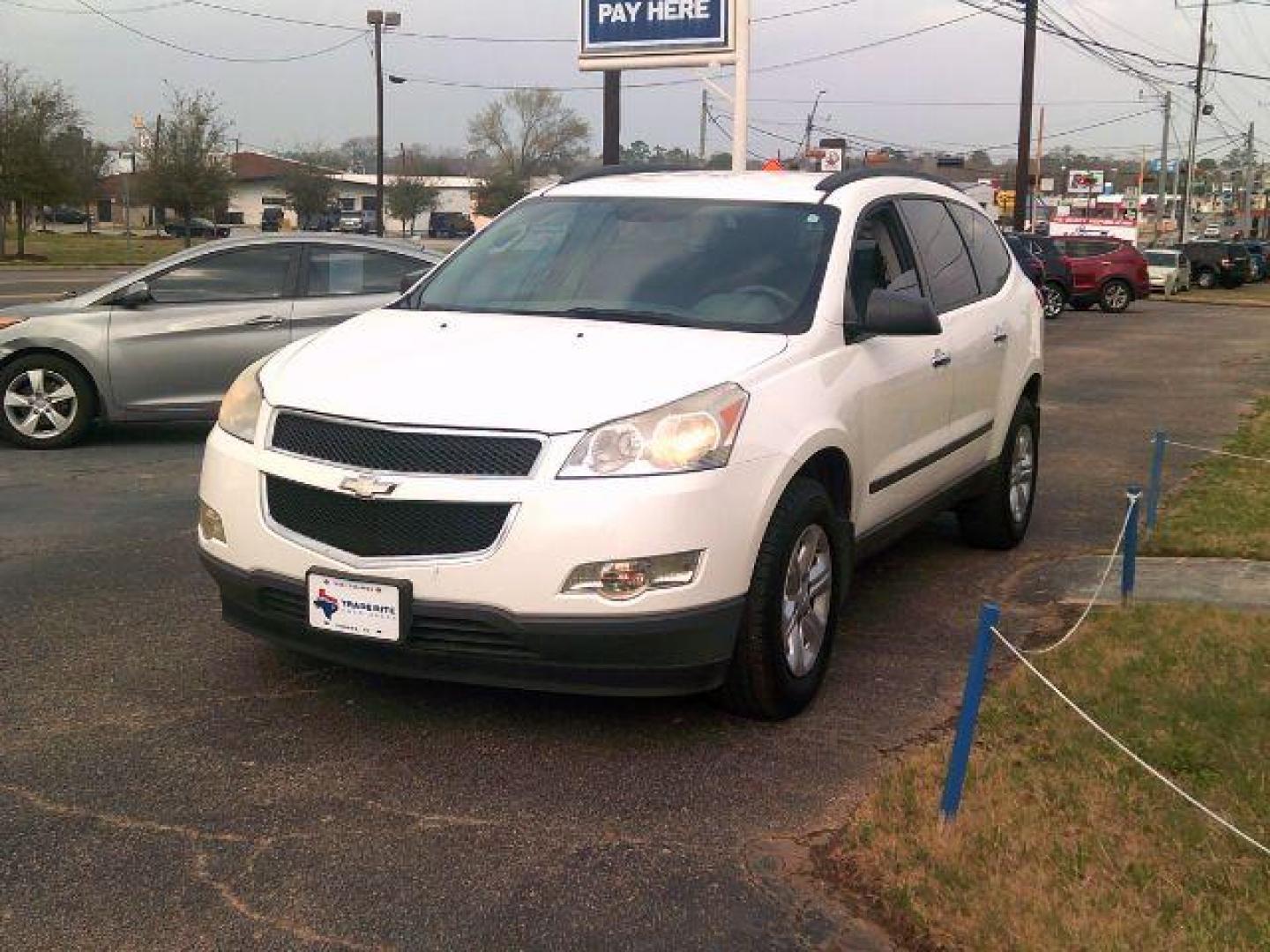 2012 White /Dark Gray w/Light Gray Chevrolet Traverse LS (1GNKRFED6CJ) with an 3.6L V-6 gasoline direct injection engine, 5-Speed Automatic transmission, located at 116 N. Frazier Street, Conroe, TX, 77301, (936) 647-0690, 30.308662, -95.460480 - Photo#2