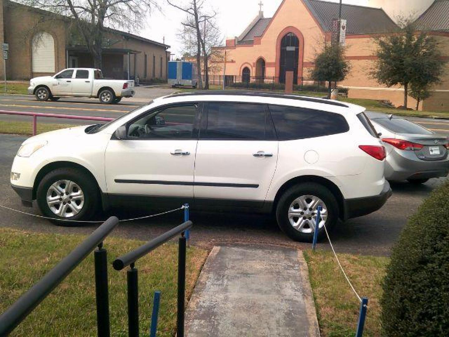 2012 White /Dark Gray w/Light Gray Chevrolet Traverse LS (1GNKRFED6CJ) with an 3.6L V-6 gasoline direct injection engine, 5-Speed Automatic transmission, located at 116 N. Frazier Street, Conroe, TX, 77301, (936) 647-0690, 30.308662, -95.460480 - Photo#3