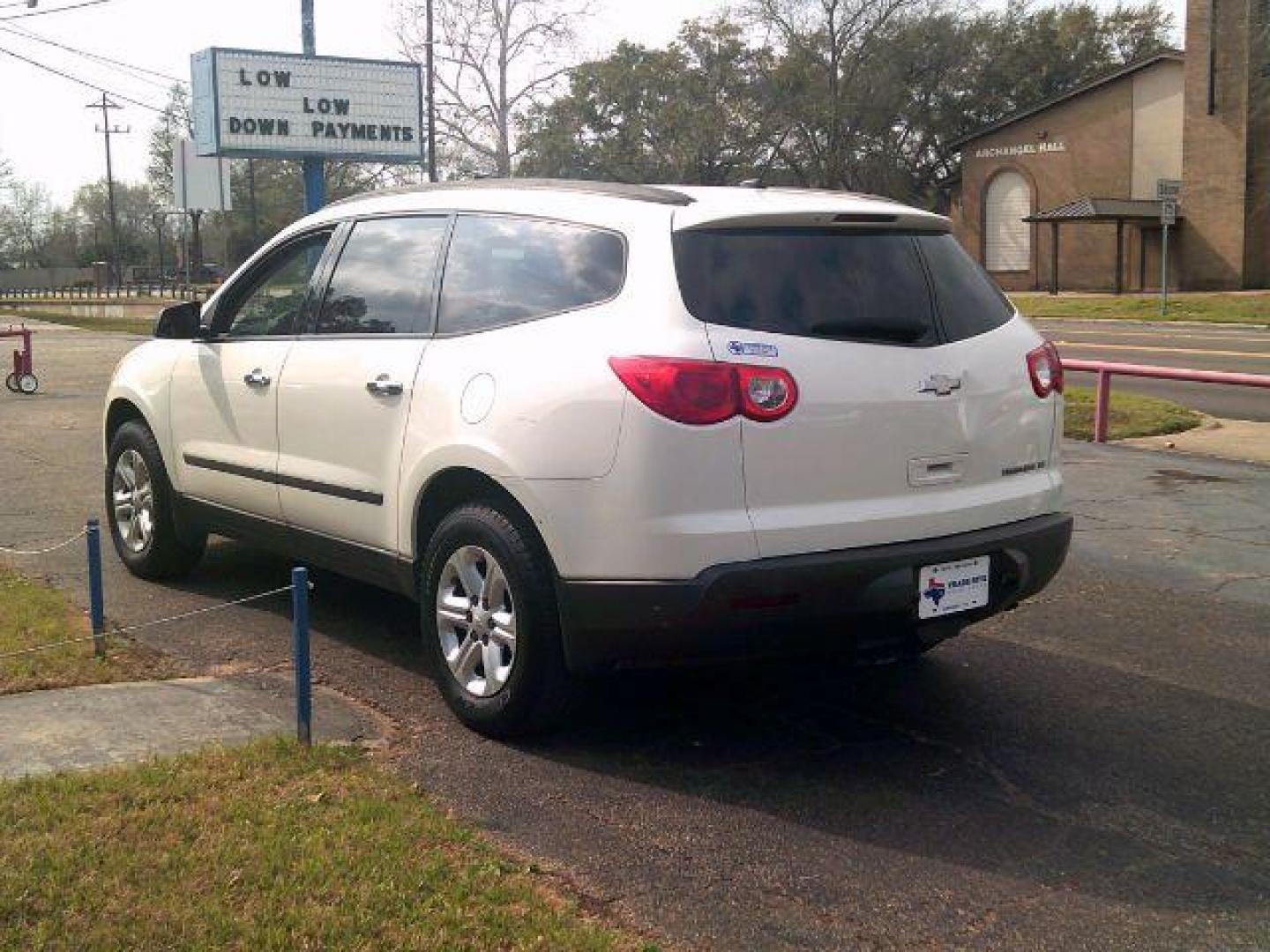 2012 White /Dark Gray w/Light Gray Chevrolet Traverse LS (1GNKRFED6CJ) with an 3.6L V-6 gasoline direct injection engine, 5-Speed Automatic transmission, located at 116 N. Frazier Street, Conroe, TX, 77301, (936) 647-0690, 30.308662, -95.460480 - Photo#4