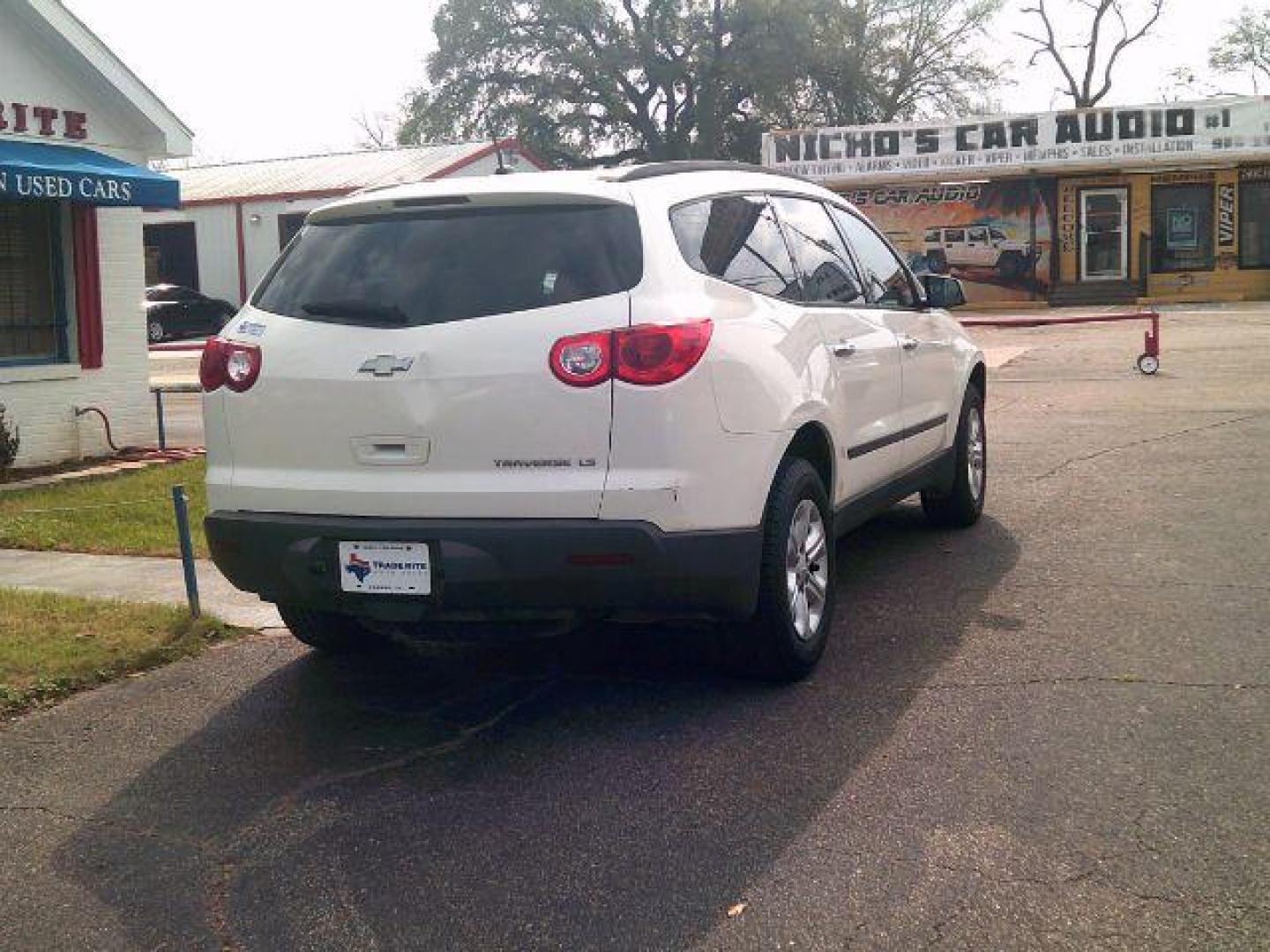 2012 White /Dark Gray w/Light Gray Chevrolet Traverse LS (1GNKRFED6CJ) with an 3.6L V-6 gasoline direct injection engine, 5-Speed Automatic transmission, located at 116 N. Frazier Street, Conroe, TX, 77301, (936) 647-0690, 30.308662, -95.460480 - Photo#5