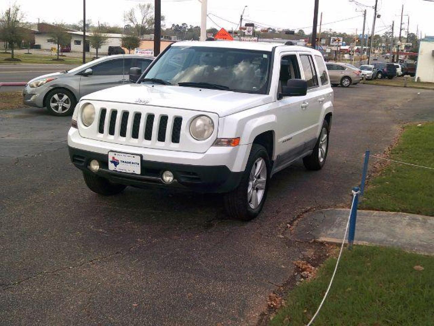 2011 Bright White Clearcoat /Dark Slate Gray Jeep Patriot Latitude X (1J4NT4GB8BD) with an 2.4L I-4 DOHC engine, 5-Speed Automatic transmission, located at 116 N. Frazier Street, Conroe, TX, 77301, (936) 647-0690, 30.308662, -95.460480 - Photo#2