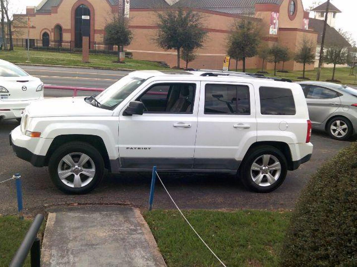 2011 Bright White Clearcoat /Dark Slate Gray Jeep Patriot Latitude X (1J4NT4GB8BD) with an 2.4L I-4 DOHC engine, 5-Speed Automatic transmission, located at 116 N. Frazier Street, Conroe, TX, 77301, (936) 647-0690, 30.308662, -95.460480 - Photo#3