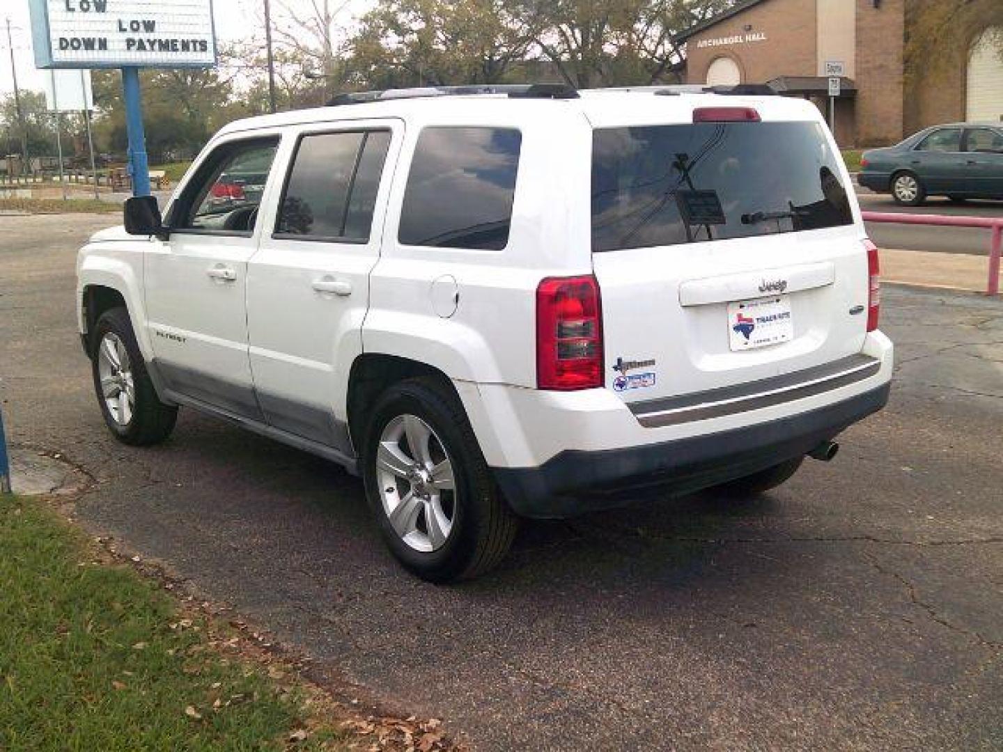 2011 Bright White Clearcoat /Dark Slate Gray Jeep Patriot Latitude X (1J4NT4GB8BD) with an 2.4L I-4 DOHC engine, 5-Speed Automatic transmission, located at 116 N. Frazier Street, Conroe, TX, 77301, (936) 647-0690, 30.308662, -95.460480 - Photo#4