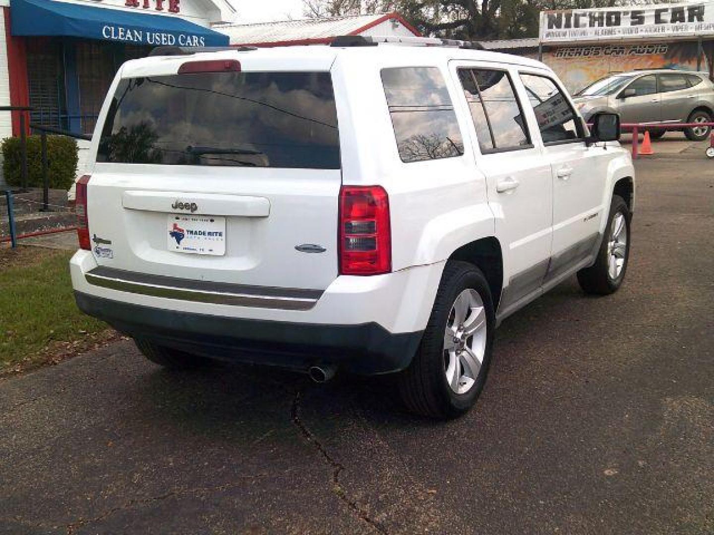2011 Bright White Clearcoat /Dark Slate Gray Jeep Patriot Latitude X (1J4NT4GB8BD) with an 2.4L I-4 DOHC engine, 5-Speed Automatic transmission, located at 116 N. Frazier Street, Conroe, TX, 77301, (936) 647-0690, 30.308662, -95.460480 - Photo#5
