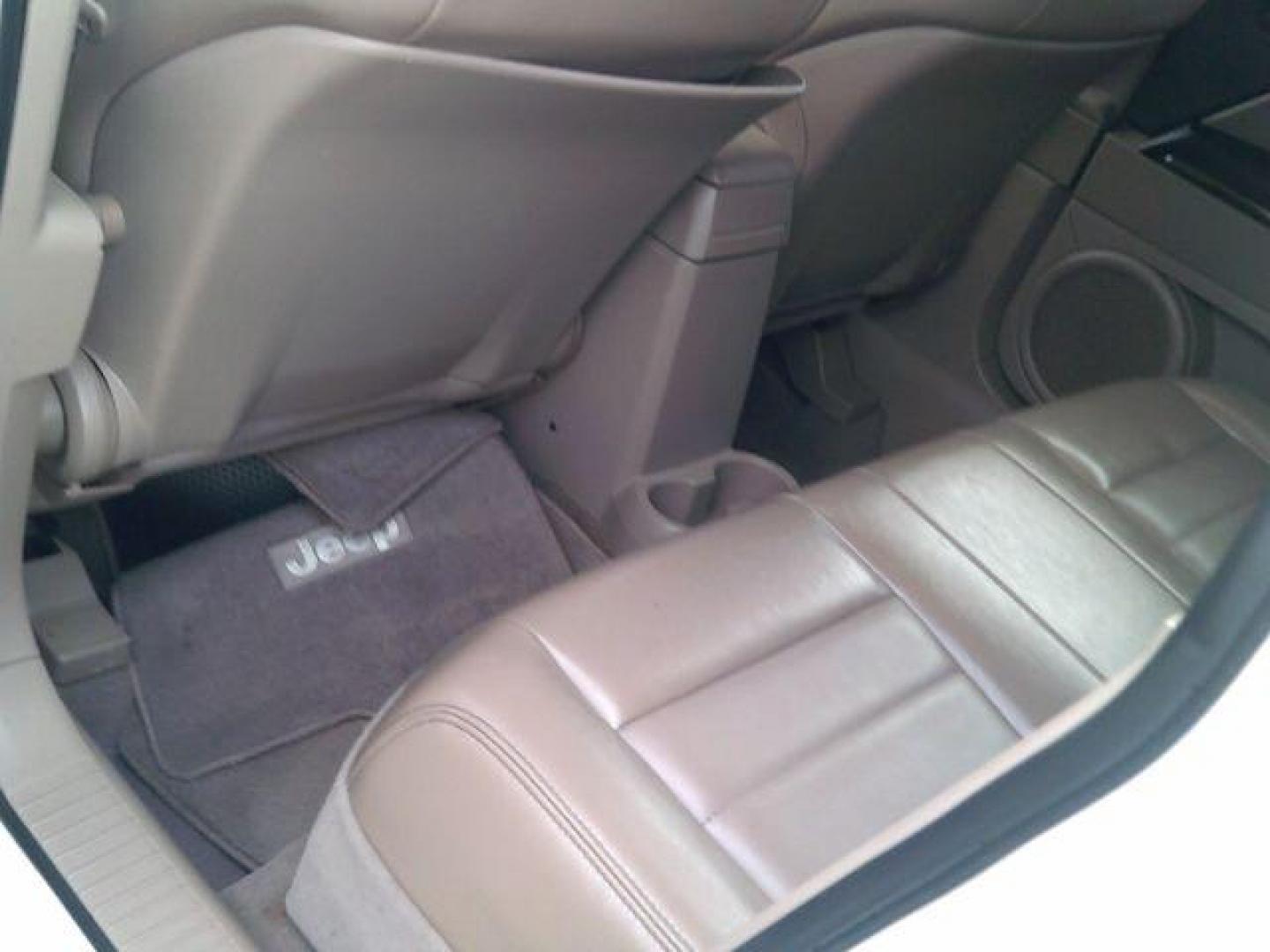 2011 Bright White Clearcoat /Dark Slate Gray Jeep Patriot Latitude X (1J4NT4GB8BD) with an 2.4L I-4 DOHC engine, 5-Speed Automatic transmission, located at 116 N. Frazier Street, Conroe, TX, 77301, (936) 647-0690, 30.308662, -95.460480 - Photo#6