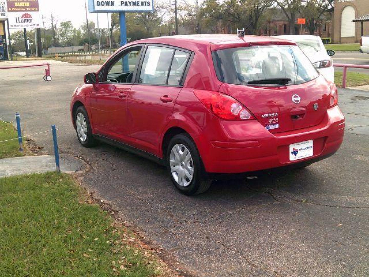 2012 Red Alert Metallic /Charcoal Nissan Versa 1.8 S (3N1BC1CP8CL) with an 1.8L I-4 DOHC engine, 5-Speed Automatic transmission, located at 116 N. Frazier Street, Conroe, TX, 77301, (936) 647-0690, 30.308662, -95.460480 - Photo#4