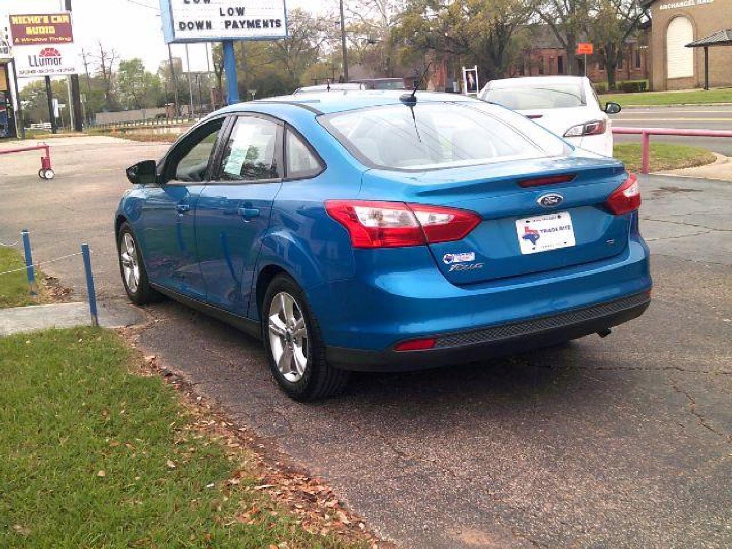 2014 Blue Candy Tinted Clearcoat /Charcoal Black Ford Focus SE (1FADP3F2XEL) with an 2L I-4 gasoline direct injection engine, 5-Speed Automatic transmission, located at 116 N. Frazier Street, Conroe, TX, 77301, (936) 647-0690, 30.308662, -95.460480 - Photo#3