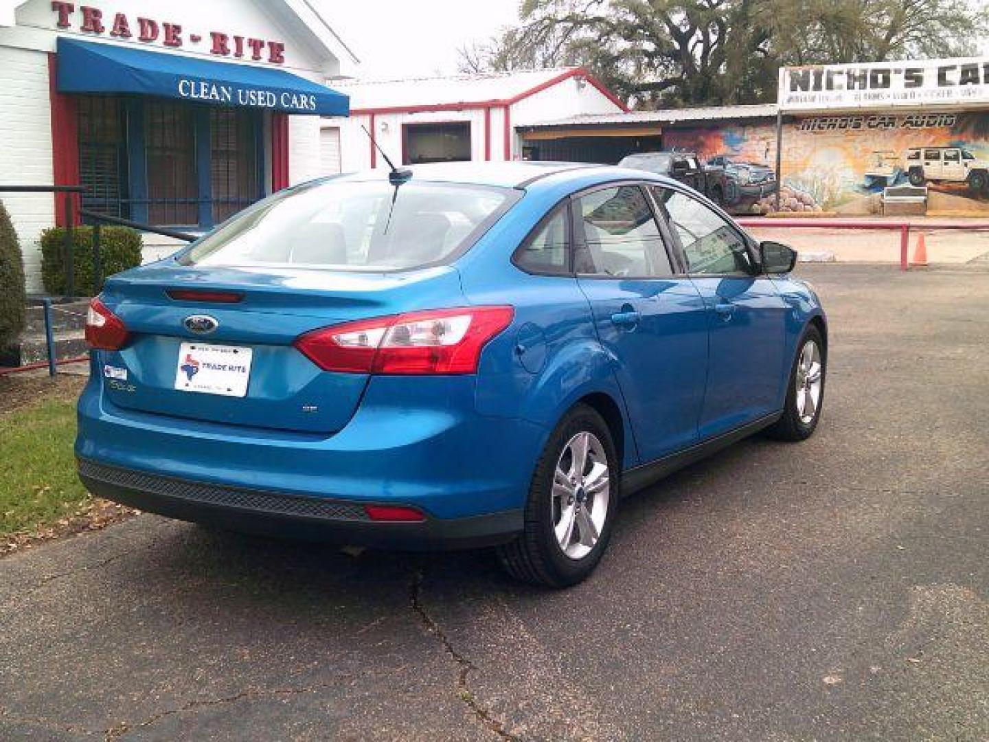 2014 Blue Candy Tinted Clearcoat /Charcoal Black Ford Focus SE (1FADP3F2XEL) with an 2L I-4 gasoline direct injection engine, 5-Speed Automatic transmission, located at 116 N. Frazier Street, Conroe, TX, 77301, (936) 647-0690, 30.308662, -95.460480 - Photo#4