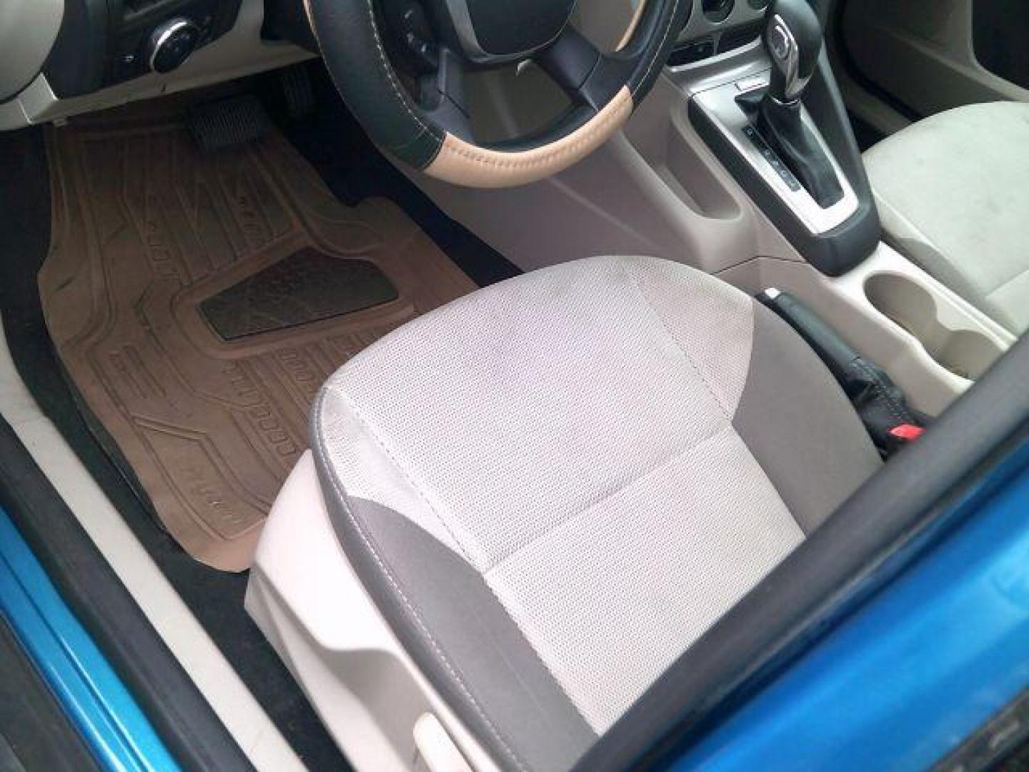 2014 Blue Candy Tinted Clearcoat /Charcoal Black Ford Focus SE (1FADP3F2XEL) with an 2L I-4 gasoline direct injection engine, 5-Speed Automatic transmission, located at 116 N. Frazier Street, Conroe, TX, 77301, (936) 647-0690, 30.308662, -95.460480 - Photo#6